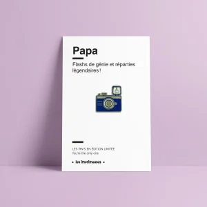 Pin’s Appareil Photo – « Papa, flashs de génie et réparties légendaires » – Édition limitée – Les Imprimeuses